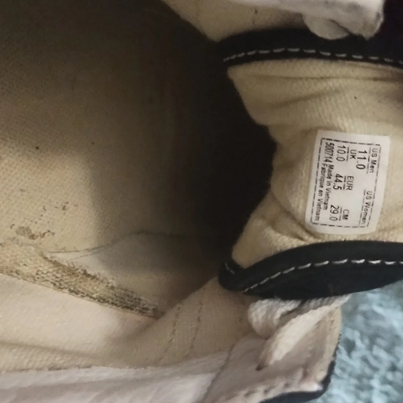 Vans with a graffiti flame colorway - Picture 5 of 12